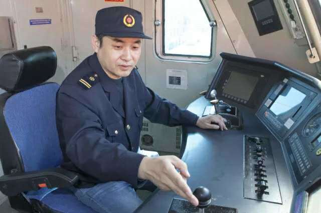 济南西机务段：瓦日铁路首开1.2万吨重载货物列车  再创重载列车牵引新纪录