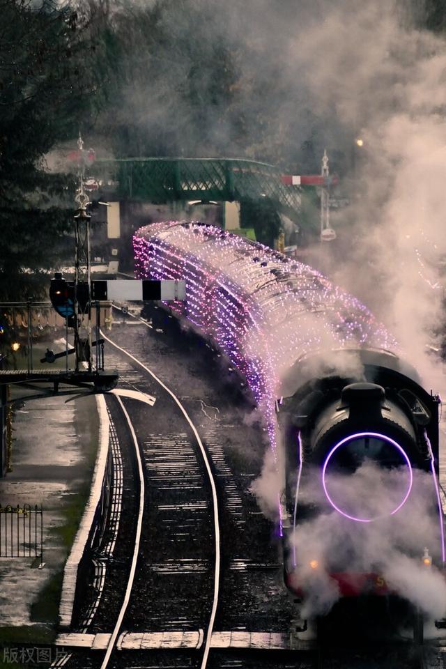 英国蒸汽火车灯光秀，带你领略浓烟下的蒸汽朋克魅力