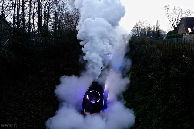 英国蒸汽火车灯光秀，带你领略浓烟下的蒸汽朋克魅力