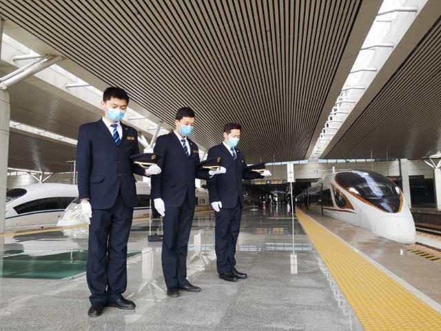 火车汽笛声从郑州机务段整备场传出