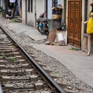 仅越南有的疯狂火车，火车道就在居民家门口？网友：越南人太强了