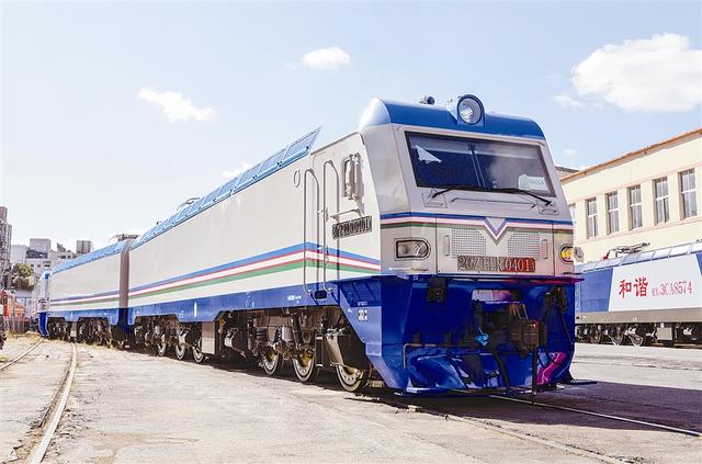 出口乌兹别克斯坦12轴电力机车从大连发运