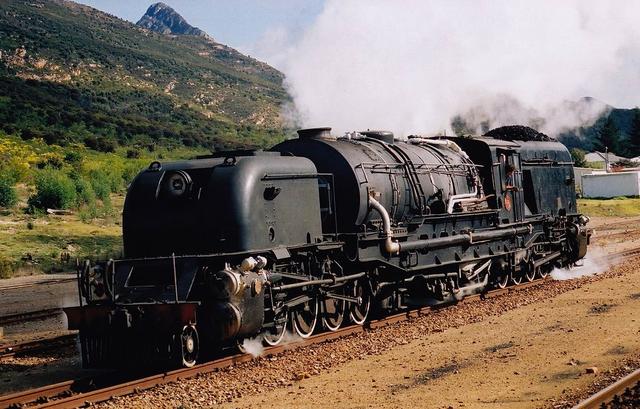 没想到这种奇特的蒸汽机车国内也曾经使用过——加来特式蒸汽机车