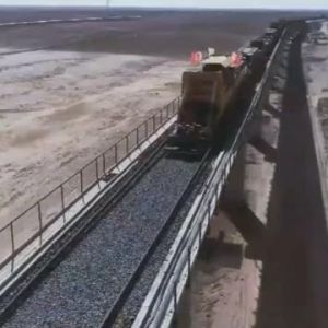 新疆两条铁路即将全线通车 对推进西部大开发具有重要的意义