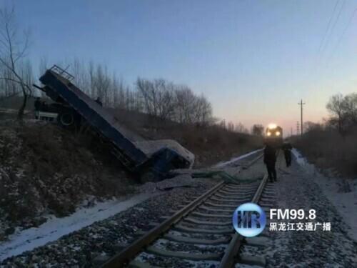 男子狂奔百米拦停火车，现场过于惊险……