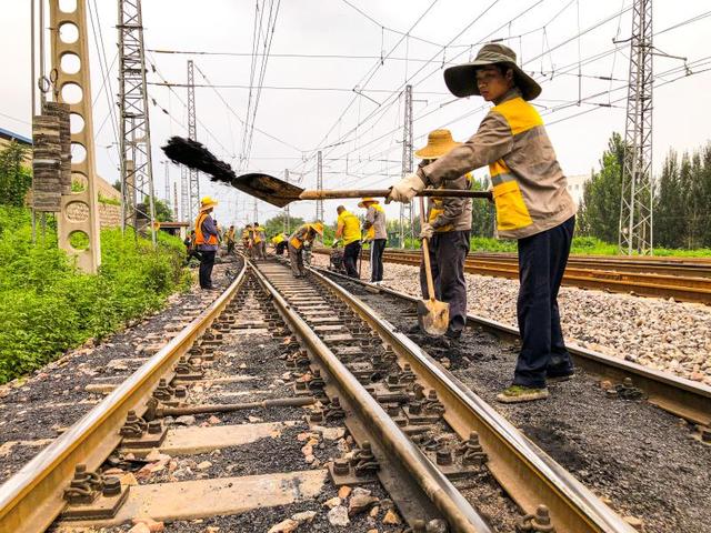 引导角色转换、加强岗前培训，石家庄工务段有序接收新入职大学生