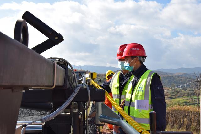 云南玉楚高速路面级配碎石底基层试验段施工圆满完成