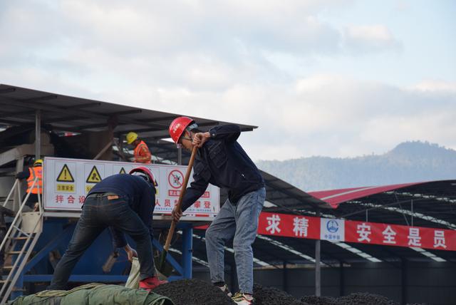 云南玉楚高速路面级配碎石底基层试验段施工圆满完成