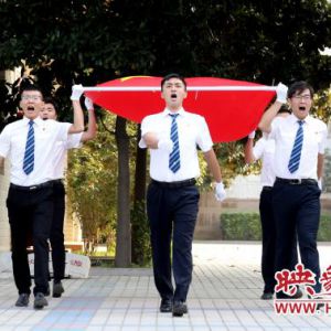 郑州供电段举行“升国旗”庆祝新中国成立70周年活动