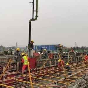 海南美兰机场二期周边路网工程（涉铁段）项目现浇梁第一次混凝土浇筑顺利完成
