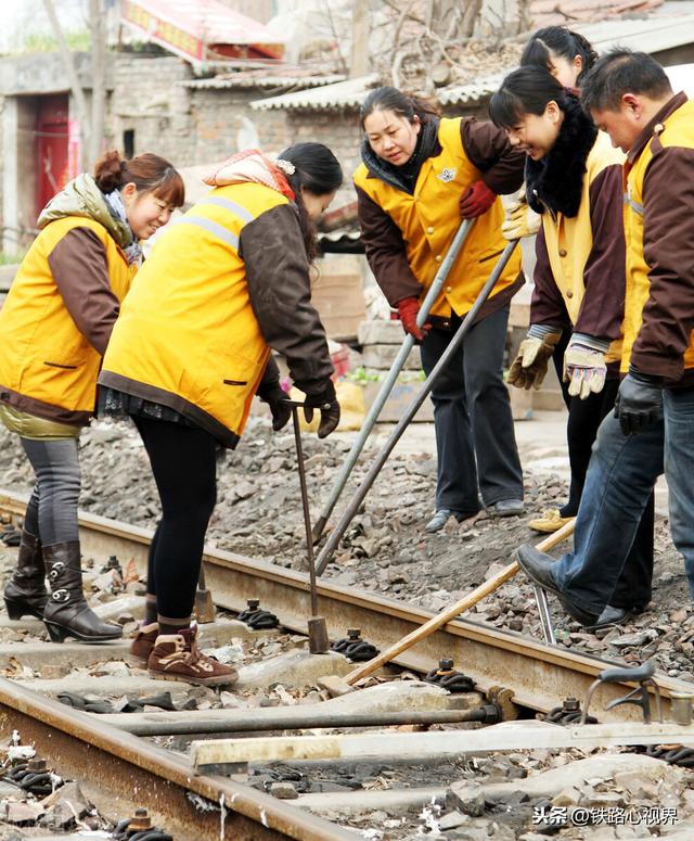 铁路女生分配到工务段上班会比较轻松？可不是人人都能进科室