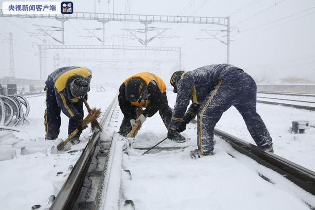 ?东北多地遭遇雨雪冰冻灾害 171列电力机车、动车组除冰车开展接触网除冰