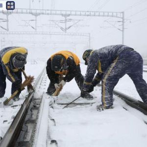 东北多地遭遇雨雪冰冻灾害 171列电力机车、动车组除冰车开展接触网除冰