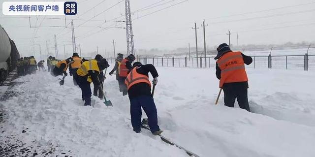 ?东北多地遭遇雨雪冰冻灾害 171列电力机车、动车组除冰车开展接触网除冰