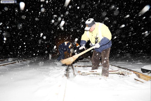 ?东北多地遭遇雨雪冰冻灾害 171列电力机车、动车组除冰车开展接触网除冰