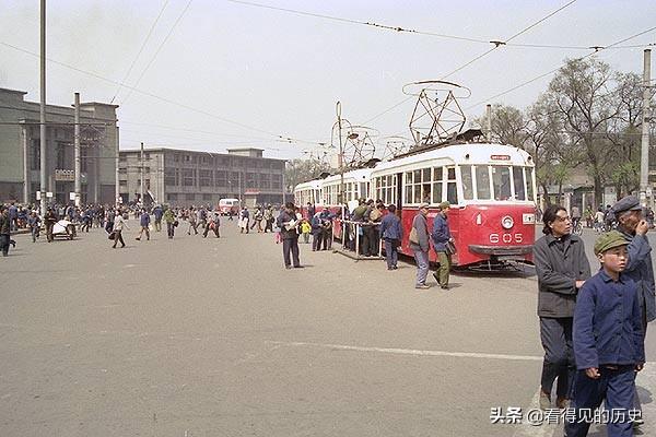 老照片  1981年哈尔滨火车站  让人怀念的蒸汽机车