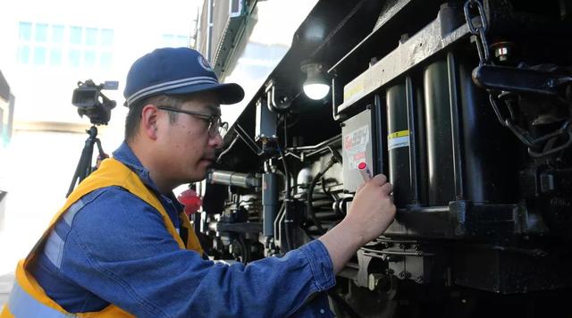 青藏铁路又配属了36台国产高原型内燃机车