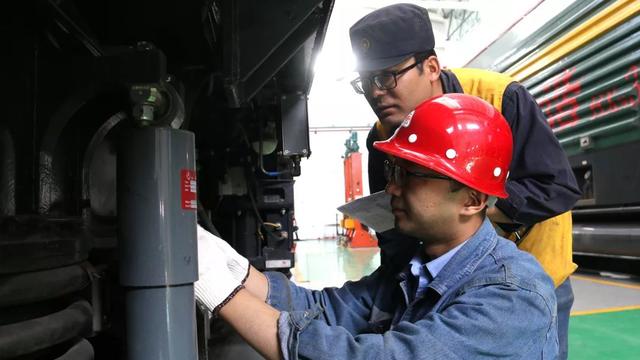 青藏铁路又配属了36台国产高原型内燃机车