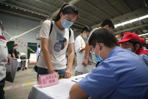 这个单位招了620名新职工，只有一个女生