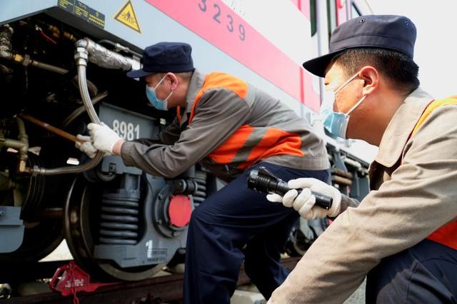 铁路秦皇岛工务段：小火车大作为