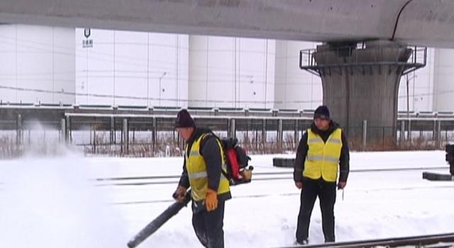 【我们一起战冰雪】工务段随雪上路 铁路沿线清积雪