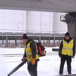 【我们一起战冰雪】工务段随雪上路 铁路沿线清积雪