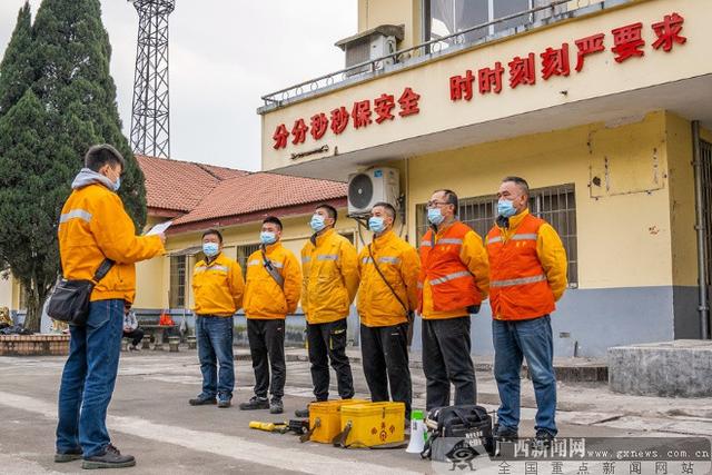 柳州电务段工作人员对程祥站信号设备进行巡视