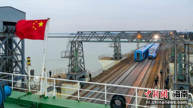 粤海铁路轮渡“喜提”复兴号进岛