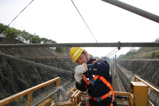 信阳供电段全力推进定位器更换专项施工任务