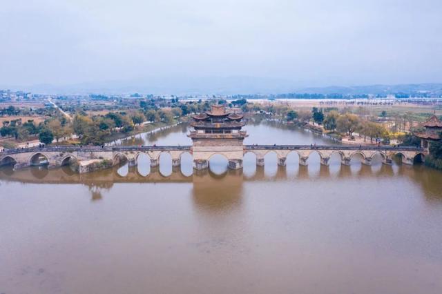 美景刷屏！云南这条网红铁道，速度最慢，却一票难求