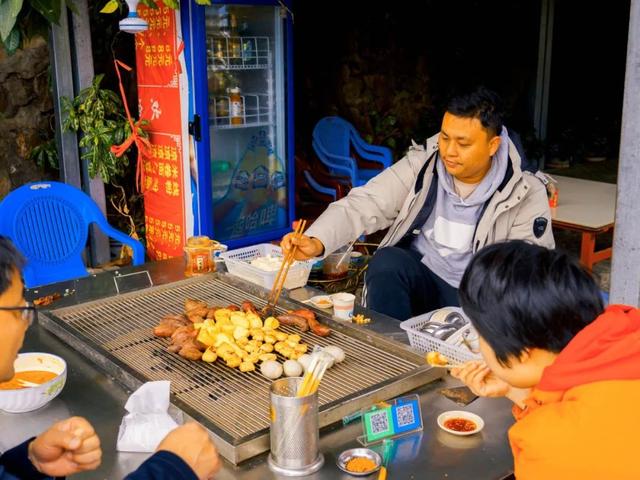 美景刷屏！云南这条网红铁道，速度最慢，却一票难求