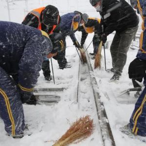 鏖战风雪！昼夜奋战守护万千旅客平安出行