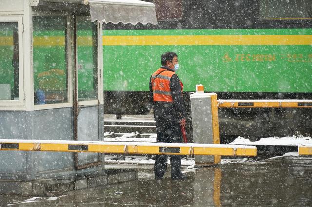 沙尘之后迎降雪，铁路部门多举措保障旅客出行