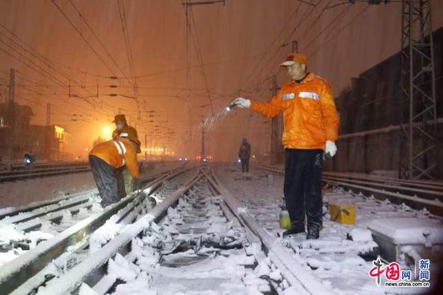 河南新乡电务段雪夜奋战 为铁路运输“保驾护航”