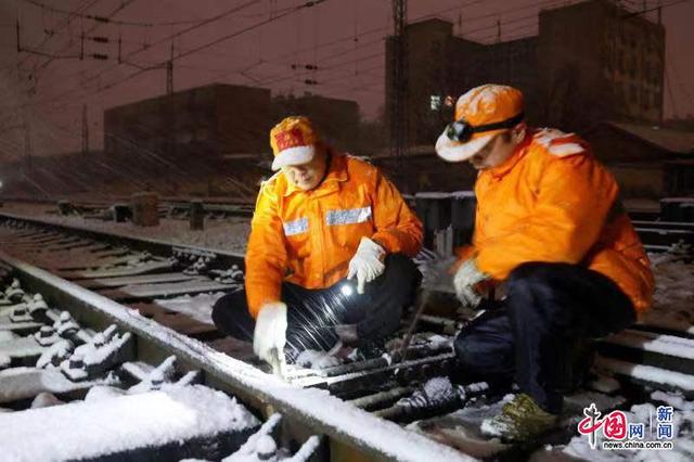 河南新乡电务段雪夜奋战 为铁路运输“保驾护航”