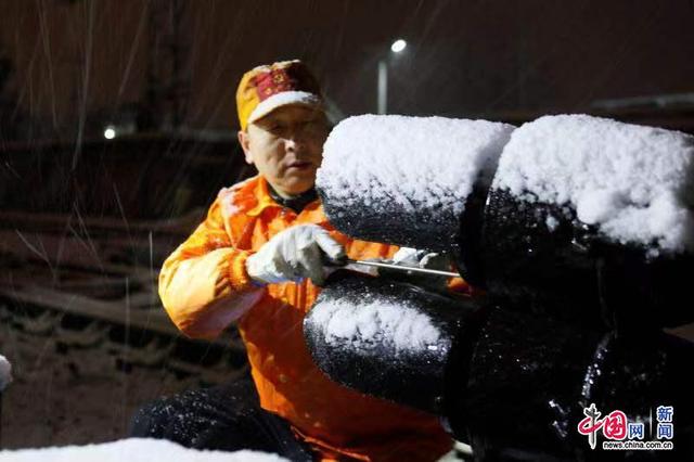 河南新乡电务段雪夜奋战 为铁路运输“保驾护航”