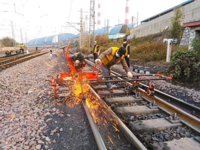 石家庄工务段多举措确保“两会”期间铁路安全畅通