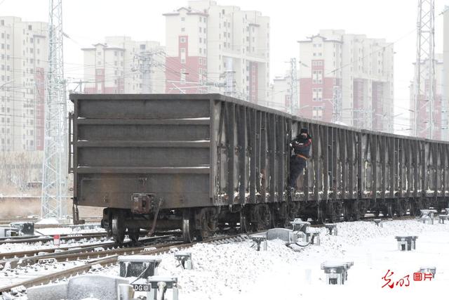 赤峰车务段：战风斗雪保畅通