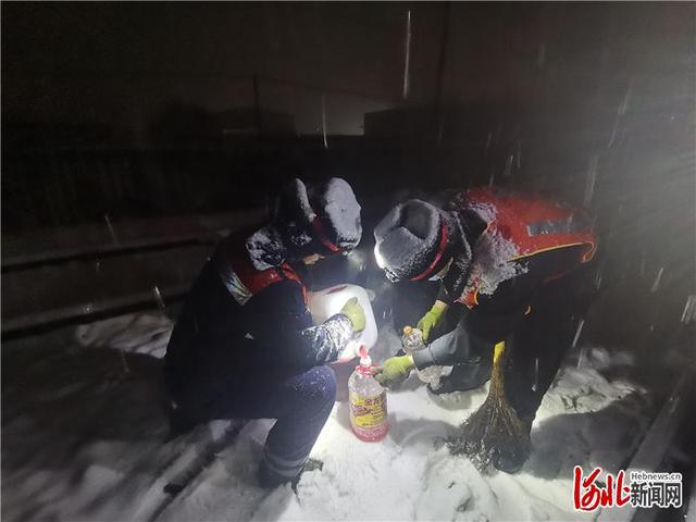 邯郸车务段千名职工“浴雪”奋战保铁路畅通