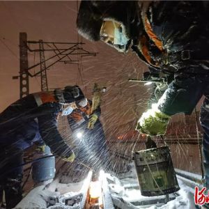 邯郸车务段千名职工“浴雪”奋战保铁路畅通