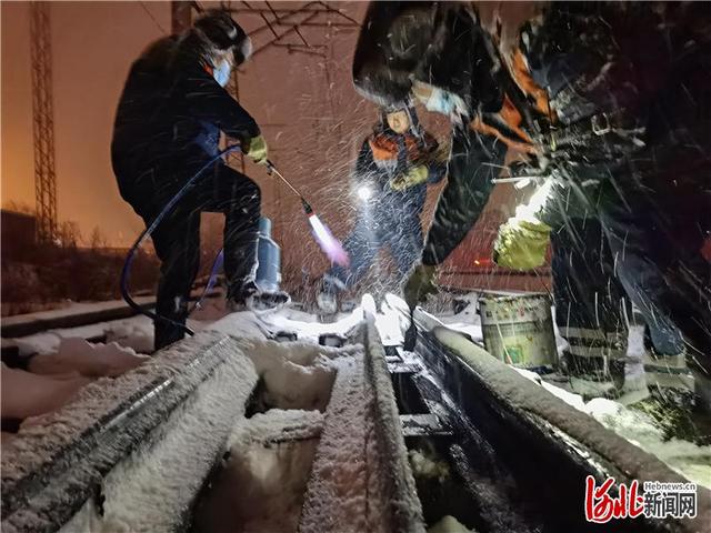 邯郸车务段千名职工“浴雪”奋战保铁路畅通