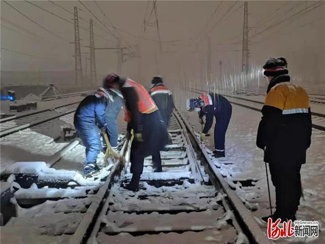 邯郸车务段千名职工“浴雪”奋战保铁路畅通