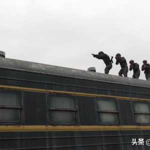 广西来宾：武警特战队员开展火车反劫持演练