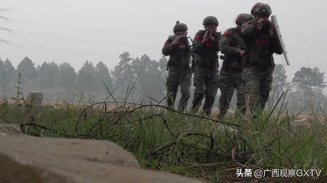 广西来宾：武警特战队员开展火车反劫持演练