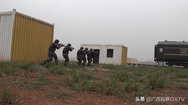 广西来宾：武警特战队员开展火车反劫持演练