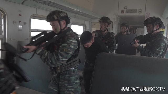 广西来宾：武警特战队员开展火车反劫持演练