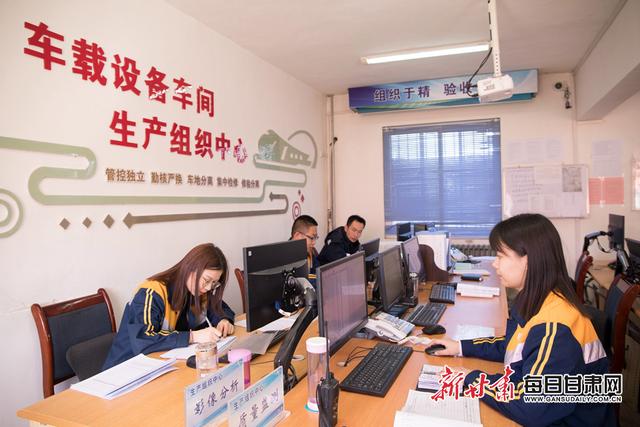 「幸福年·就地过」女信号工用坚守“剪”出春天