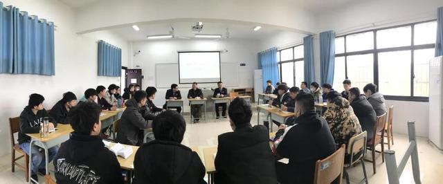 株洲机务段关工委与段团委一起召开新入职大学生座谈会