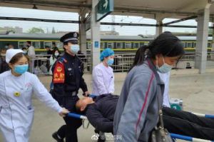 火车上旅客晕倒失去意识 西安铁警紧急救援