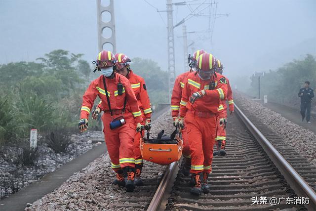 惊心！柳州一男子走铁轨，被飞驰的火车…